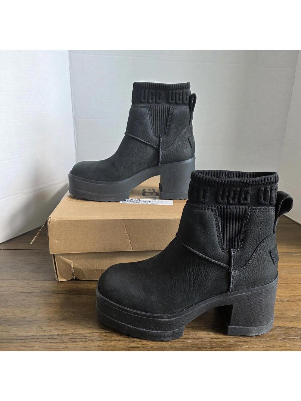 UGG Moxy Chelsea Boots in black Women’s Size 6 NIB